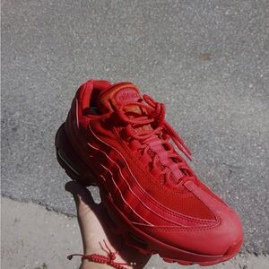 Nike Men 9.5 Triple red Air max 90